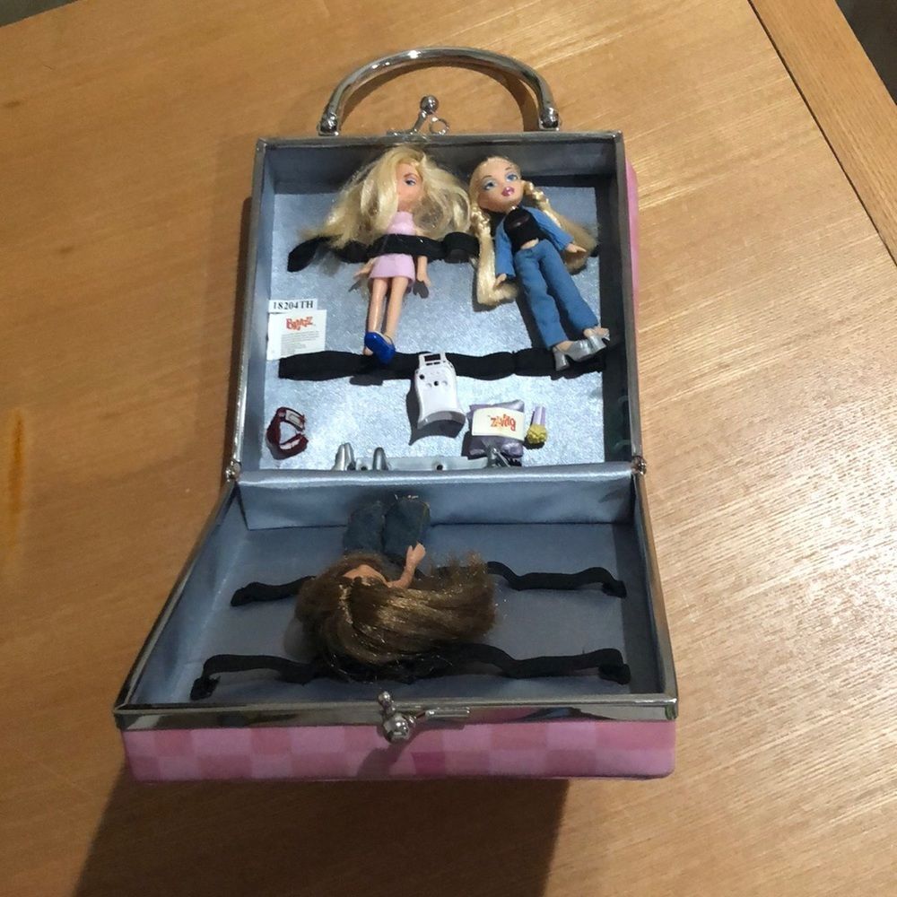 Bratz carrying case with brats minis in it